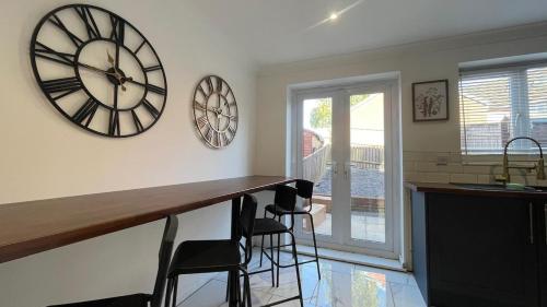 Una cocina o cocineta en The Witton 3-bed