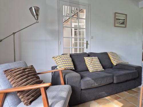 un salon avec un canapé bleu et une lampe dans l'établissement Maison familiale Morgat, jardin clos, à Crozon