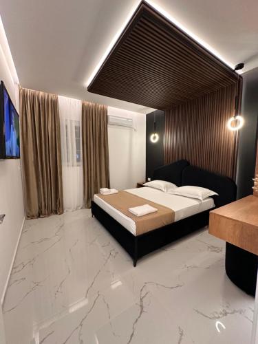 Un pat sau paturi într-o cameră la Apartments Oda Hotel