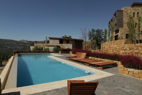 Swimmingpoolen hos eller tæt på Heavenly Duplex Faqra with 2 private gardens