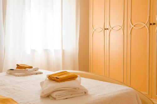 une chambre avec un lit avec des serviettes dessus dans l'établissement Sea La Vie, 5 minuti dalla Cinta, à San Teodoro