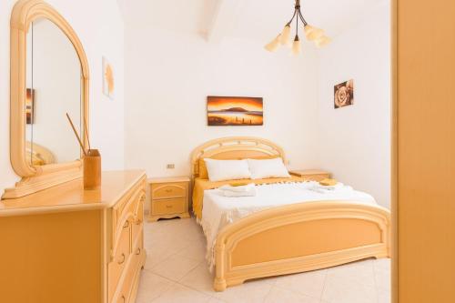 une chambre avec un lit, un lavabo et un miroir dans l'établissement Sea La Vie, 5 minuti dalla Cinta, à San Teodoro