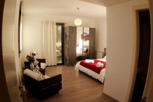 En eller flere senge i et værelse på Heavenly Duplex Faqra with 2 private gardens