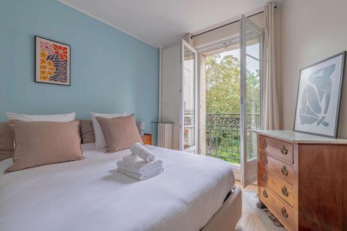 - une chambre avec un lit, une commode et une fenêtre dans l'établissement Montmartre Heaven 1 Bed 4 PPL, à Paris