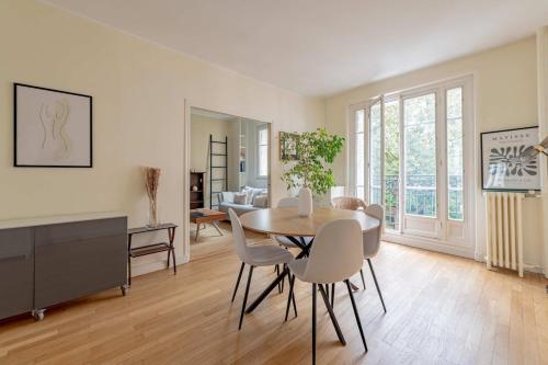 un salon avec une table et des chaises de salle à manger dans l'établissement Montmartre Heaven 1 Bed 4 PPL, à Paris
