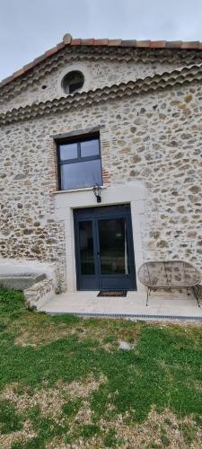 un bâtiment avec une fenêtre et un banc devant lui dans l'établissement La Métairie du Château, Elie, à Aussillon