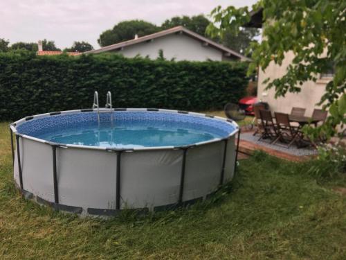 d'un bain à remous dans la pelouse d'une cour. dans l'établissement Maison proche des plages Capbreton et Hossegor, à Bénesse-Maremne