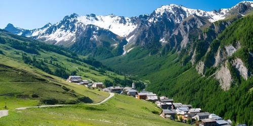 a village in a valley in the mountains at CASA-Lodge L’Inverno pour 2 personnes in Molines-en-Queyras