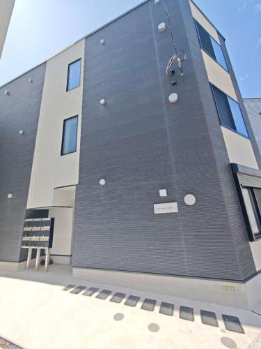 a building with a black wall with a swing at 5 min walk from Gotanno station 20sqm apartment with private toilet and bathroom Direct access to popular travel destinations such as Ueno in Tokyo