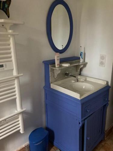une salle de bain avec un lavabo bleu et un miroir dans l'établissement FERME Rénovée 300m de la Mer POINTE DU RAZ jusqu'à 9 Couchages LOCATION 7 jours du Samedi au Samedi minimum, à Plogoff