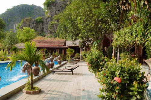 Бассейн в Tam Coc Mr Loa Bungalow & Resort или поблизости