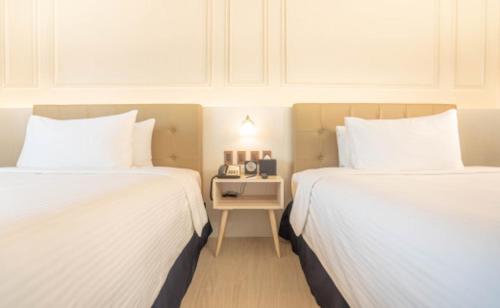 The Monarch Hotelにあるベッド