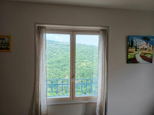 d'une fenêtre avec vue sur la montagne. dans l'établissement Gite typique 6 personnes, à Saint-Yvoine