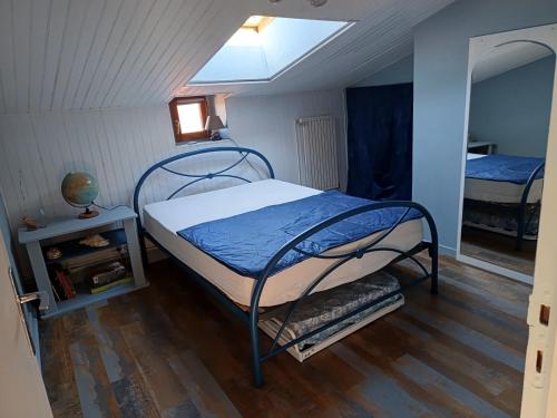 une chambre avec un lit superposé dans une pièce dans l'établissement Gite typique 6 personnes, à Saint-Yvoine