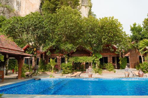 Бассейн в Tam Coc Mr Loa Bungalow & Resort или поблизости