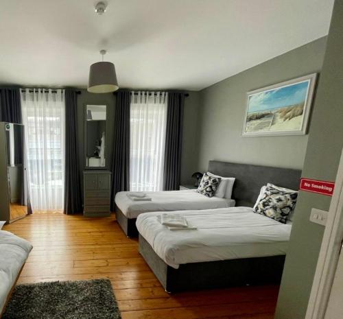 Postel nebo postele na pokoji v ubytování 6 New Street Selfcatering BnB Apartment 2