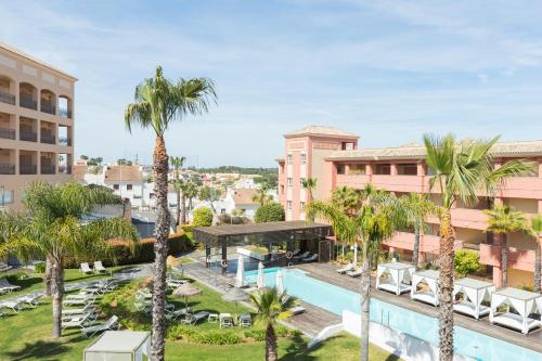 Bazén v ubytování Luxury apartments Islantilla at 4 star resort nebo v jeho okolí