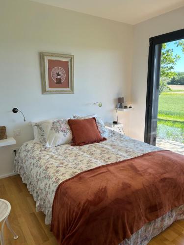 une chambre avec un lit avec une grande fenêtre dans l'établissement La maison Jane domaine d'Aiguebonne, à Allex