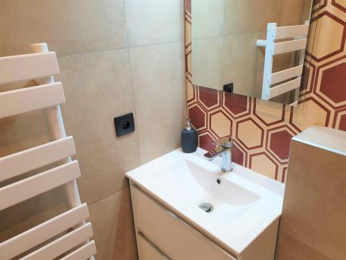 une salle de bain avec un lavabo et un miroir dans l'établissement Studio centre mer 306, à Nice