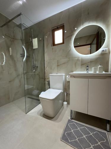 un bagno con WC, lavandino e doccia di Green cottage a Ksamil