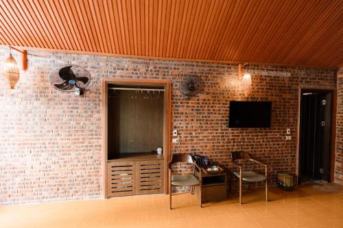 Телевизор и/или развлекательный центр в Tam Coc Mr Loa Bungalow & Resort