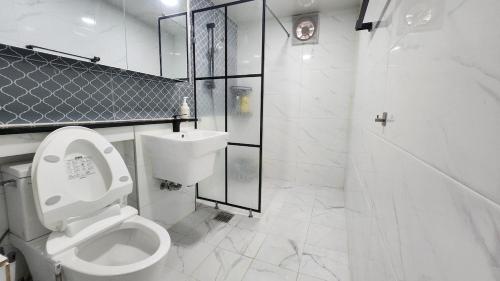 a bathroom with a toilet and a shower and a sink at Dongdaemun Myeongdong 6BED in Seoul