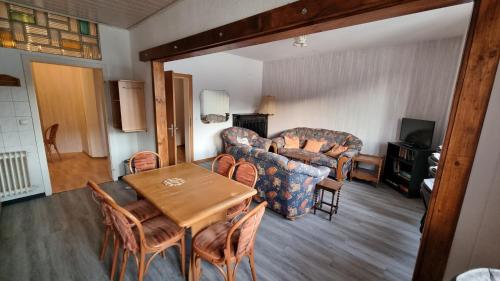 ein Wohnzimmer mit Tisch und Couch in der Unterkunft Mosel View Old Town Apartments in Zell an der Mosel