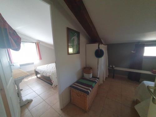 Cette petite chambre dispose d'un canapé et d'un réfrigérateur. dans l'établissement A nice break, à Uzès