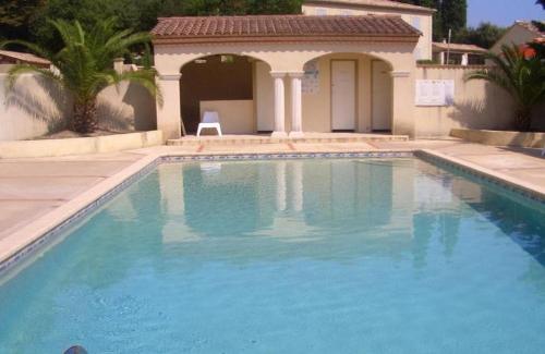 une piscine devant une maison dans l'établissement A nice break, à Uzès