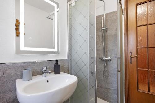 a bathroom with a sink and a shower with a mirror at Maison Le Cré Appartamento 3 in Introd