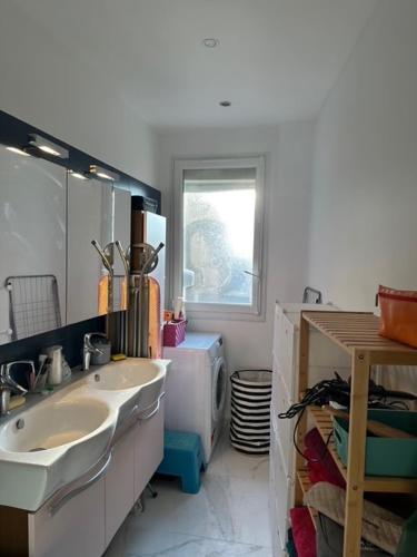 une salle de bain avec un lavabo et un miroir dans l'établissement Your home at the Luxembourg garden, à Paris