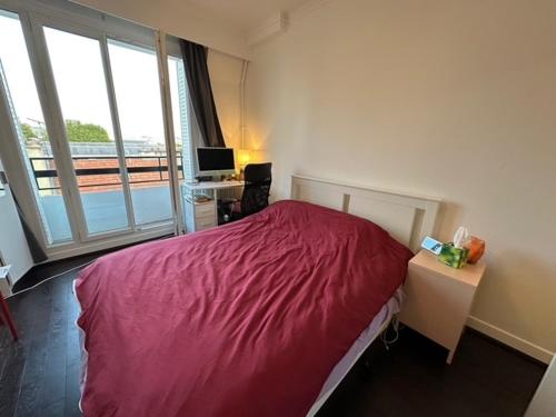 une chambre avec un lit et un bureau avec un ordinateur dans l'établissement Your home at the Luxembourg garden, à Paris