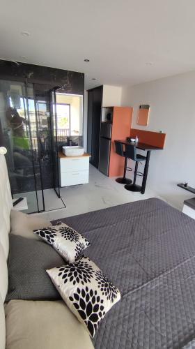 une chambre avec un lit avec deux oreillers dessus dans l'établissement Studio Naturiste Vue Mer New, au Cap d'Agde