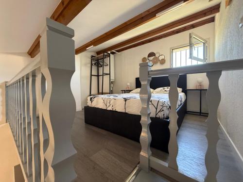 une chambre avec un lit dans une pièce avec un escalier dans l'établissement Villa Naturiste 