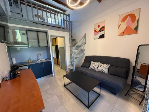 un salon avec un canapé et une table dans l'établissement Villa Naturiste 