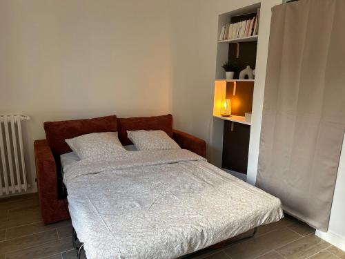 - une petite chambre avec un lit et une étagère dans l'établissement Central studio and sun terrace, à Nice
