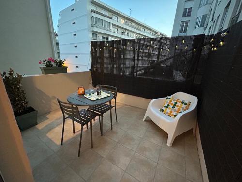 un patio avec une table et des chaises sur un balcon dans l'établissement Central studio and sun terrace, à Nice
