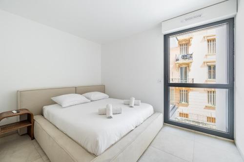 En eller flere senge i et værelse på Charming Apartment I 2BR Beausoleil Monaco