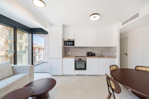 une cuisine et une salle à manger avec une table et des chaises dans l'établissement Charming Apartment I 2BR Beausoleil Monaco, à Beausoleil