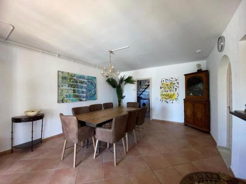 コンブレ・デル・ソルにあるLarge villa, great view with private swimming poolの木製のテーブルと椅子のあるダイニングルーム