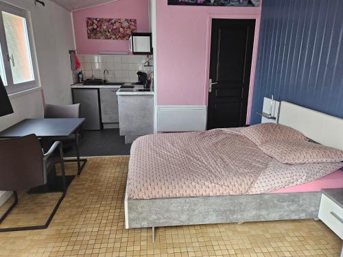 une chambre avec un lit et une cuisine dans l'établissement Laurier ET Menthe, à Challans