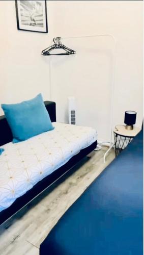 une chambre avec un lit avec des draps bleus et blancs dans l'établissement Framboise, à Lille