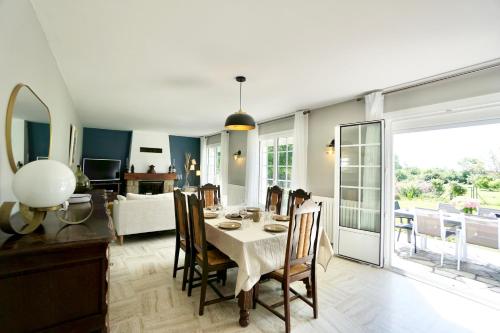 une salle à manger avec une table et un salon dans l'établissement Ty Ma Bro, à Moëlan-sur-Mer