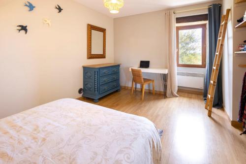 une chambre avec un lit, un bureau et une fenêtre dans l'établissement Villa Bellevue & Villa Horizon, à Salvagnac-Cajarc