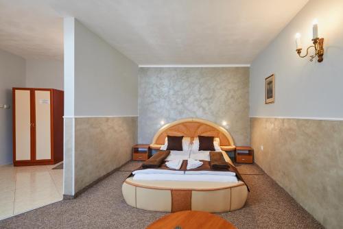 Ліжко або ліжка в номері Peneka Hotel