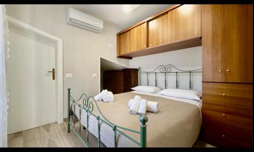 ein Schlafzimmer mit einem großen Bett mit Handtüchern darauf in der Unterkunft SAN - Luxury Apartment in Santa Maria di Castellabate