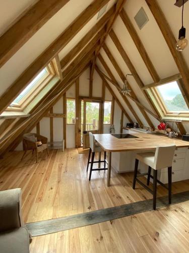 - une cuisine avec une table au milieu d'une pièce dans l'établissement La Grange - unique property, peace, space & light, à Réville