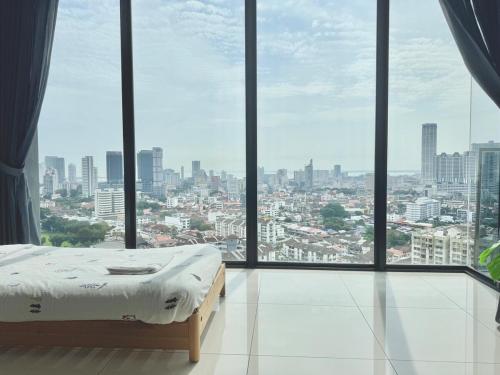 Кровать или кровати в номере Beacon Executive Suites #Executive #SkyPool #Georgetown #6pax #2BR 2bath #1Queen 4Single #Quality well maintained #Private host