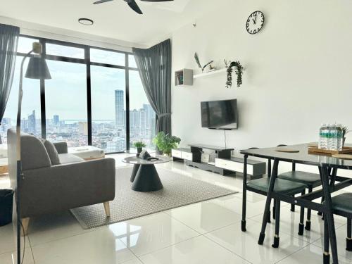 Телевизор и/или развлекательный центр в Beacon Executive Suites #Executive #SkyPool #Georgetown #6pax #2BR 2bath #1Queen 4Single #Quality well maintained #Private host