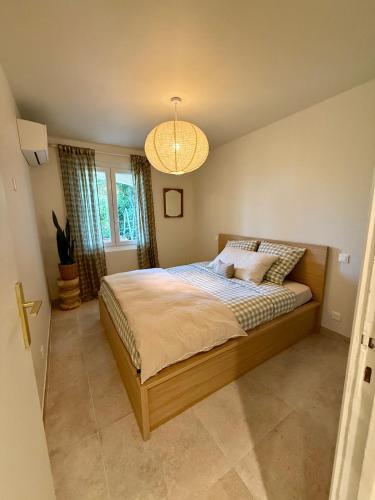 Katil atau katil-katil dalam bilik di Grimaud 2 chambres Jacuzzi terrasse